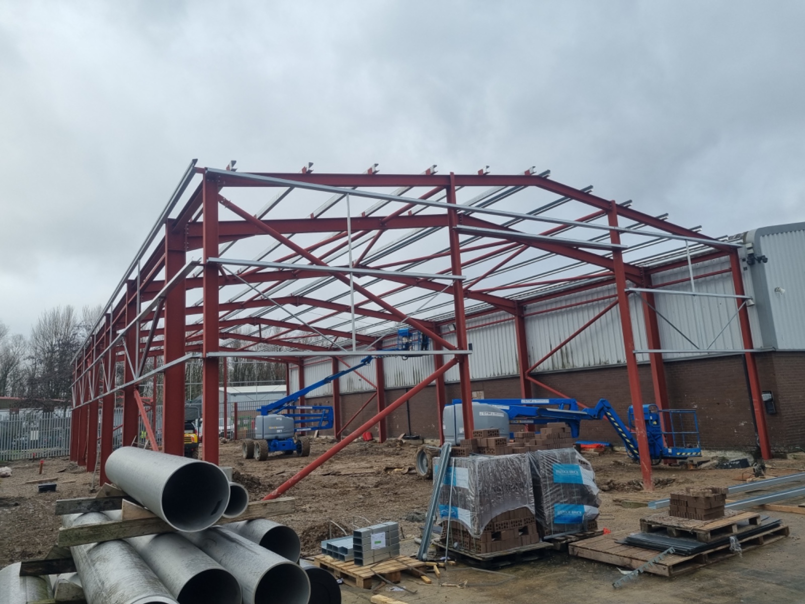 Special Piping Material, Globe Lane Industrial Estate, Broadway, Dukinfield, SK16 4UU. Design of a steel frame warehouse builing with a piled substructure.